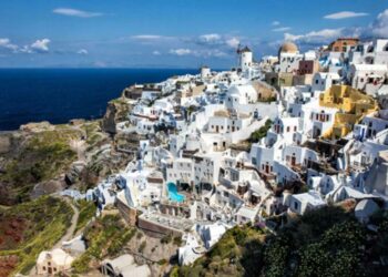 Αυτές είναι οι καλύτερες περιοχές για διαμονή στη Σαντορίνη