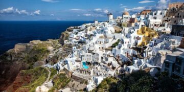 Αυτές είναι οι καλύτερες περιοχές για διαμονή στη Σαντορίνη