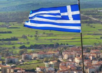 Κοζάνη: Στο πιο ψηλό σημείο της πόλης κυματίζει περήφανη! (του Αργύρη Καραμούζα)