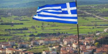 Κοζάνη: Στο πιο ψηλό σημείο της πόλης κυματίζει περήφανη! (του Αργύρη Καραμούζα)