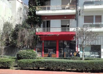 “Γυψοσανίδα από μπαλκόνι πολυκατοικίας έτοιμη να πέσει σε ανυποψίαστους περαστικούς” – Αναγνώστης του e-ptolemeos.gr επισημαίνει