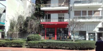 “Γυψοσανίδα από μπαλκόνι πολυκατοικίας έτοιμη να πέσει σε ανυποψίαστους περαστικούς” – Αναγνώστης του e-ptolemeos.gr επισημαίνει