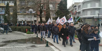 Συγκέντρωση ΠΑΜΕ στην κεντρική πλατεία της Πτολεμαΐδας για την τραγωδία των Τεμπών (φώτο –Βίντεο)