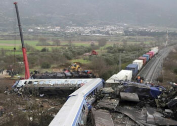 Σύγκρουση τρένων στα Τέμπη: Οι εικόνες μιας εθνικής τραγωδίας