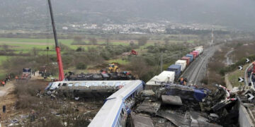 Σύγκρουση τρένων στα Τέμπη: Οι εικόνες μιας εθνικής τραγωδίας