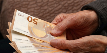 Συντάξεις Απριλίου: Αυτές είναι οι ημερομηνίες πληρωμών - Πότε μπαίνουν αναδρομικά και επίδομα προσωπικής διαφοράς