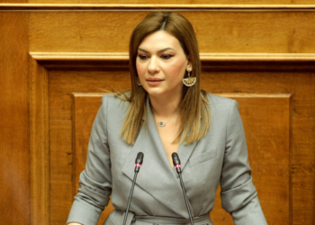 Τέμπη: Οργισμένη η βουλευτής της ΝΔ Στέλλα Μπίζιου -«Επιχειρούν να με συνδέσουν με τον σταθμάρχη»