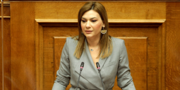 Τέμπη: Οργισμένη η βουλευτής της ΝΔ Στέλλα Μπίζιου -«Επιχειρούν να με συνδέσουν με τον σταθμάρχη»