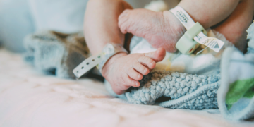 Θρίλερ με νεκρό βρέφος στη Λάρισα – Το έθαψαν σε χωράφι – Στη ΜΕΘ η μάνα του ισχυρίζεται ότι δεν ήξερε ότι ήταν έγκυος