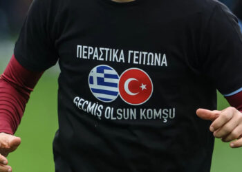 Τράμπζονσπορ: «Περαστικά γείτονα» στα μπλουζάκια της η ομάδας για την τραγωδία στα Τέμπη