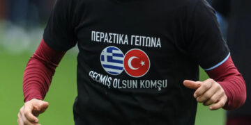 Τράμπζονσπορ: «Περαστικά γείτονα» στα μπλουζάκια της η ομάδας για την τραγωδία στα Τέμπη