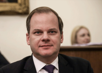 Τραγωδία στα Τέμπη: Στην επιτροπή Θεσμών και Διαφάνειας Καραμανλής, Σπίρτζης, Γεραπετρίτης, Χρυσοχοΐδης