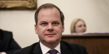 Τραγωδία στα Τέμπη: Στην επιτροπή Θεσμών και Διαφάνειας Καραμανλής, Σπίρτζης, Γεραπετρίτης, Χρυσοχοΐδης