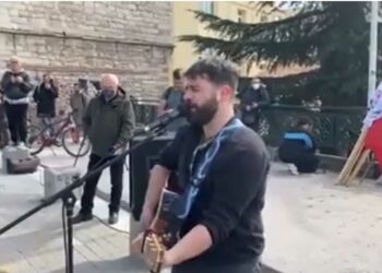 Κοζάνη: Το συγκινητικό τραγούδι για την τραγωδία στα Τέμπη που ακούστηκε στη σημερινή συγκέντρωση, από φοιτητή του Πανεπιστημίου Δ. Μακεδονίας (video)