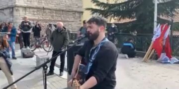 Κοζάνη: Το συγκινητικό τραγούδι για την τραγωδία στα Τέμπη που ακούστηκε στη σημερινή συγκέντρωση, από φοιτητή του Πανεπιστημίου Δ. Μακεδονίας (video)