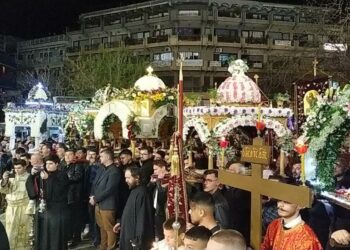 Παρουσία πλήθους κόσμου και μετά από 3 χρόνια η συνάντηση των επιταφίων στη Πλατεία (δείτε πολλές φωτογραφίες και βίντεο)