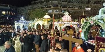 Παρουσία πλήθους κόσμου και μετά από 3 χρόνια η συνάντηση των επιταφίων στη Πλατεία (δείτε πολλές φωτογραφίες και βίντεο)