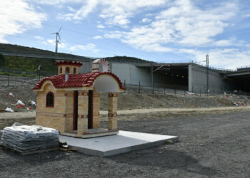 Στήθηκε εικονοστάσι στο σημείο του πολύνεκρου δυστυχήματος στα Τέμπη