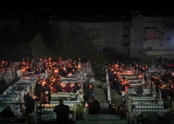 Η ξεχωριστή Ανάσταση στα νεκροταφεία Κοζάνης (φώτο)