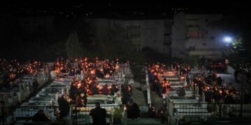 Η ξεχωριστή Ανάσταση στα νεκροταφεία Κοζάνης (φώτο)