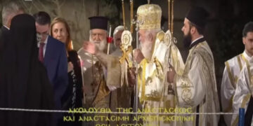 Πήραν φωτιά τα μαλλιά της Μαριλίζας Ξενογιαννακοπούλου από το Άγιο Φως