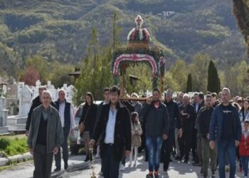 Η περιφορά του επιταφίου στα δημοτικά κοιμητήρια Φλώρινας (video, pics)