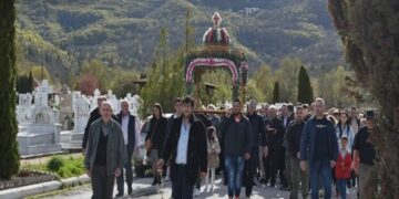 Η περιφορά του επιταφίου στα δημοτικά κοιμητήρια Φλώρινας (video, pics)