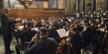 Ξεκίνησε η συναυλία του Μουσικού Σχολείου Πτολεμαΐδας στον ΙΝ Αγίας Τριάδας στη Βιέννη