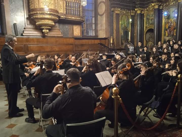 Ξεκίνησε η συναυλία του Μουσικού Σχολείου Πτολεμαΐδας στον ΙΝ Αγίας Τριάδας στη Βιέννη