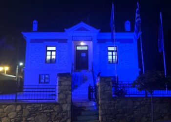 Το δημαρχείο Βελβεντού φωτίστηκε μπλε για τα παιδιά με σοβαρές ασθένειες