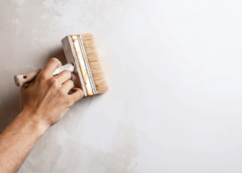 Θεσσαλονίκη: Πήγε να της βάψει το σπίτι και τελικά της το… πήρε (VIDEO)