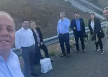 Πήρε φωτιά αυτοκίνητο στο οποίο επέβαιναν δήμαρχοι – Επέστρεφαν από την κηδεία στην Καστοριά, του πατέρα του Μητροπολίτη Φθιώτιδας