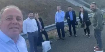 Πήρε φωτιά αυτοκίνητο στο οποίο επέβαιναν δήμαρχοι – Επέστρεφαν από την κηδεία στην Καστοριά, του πατέρα του Μητροπολίτη Φθιώτιδας