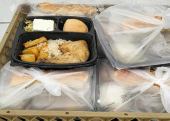 Δήμος Καστοριάς: Γεύματα αγάπης και τρόφιμα  μοίρασε σε πολίτες που έχουν ανάγκη στήριξης