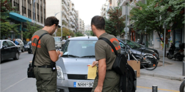 Πάτησε με το αυτοκίνητο δημοτικό αστυνομικό επειδή του έριξε κλήση (βίντεο)
