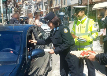 Ενημερωτικά φυλλάδια και πασχαλινά αυγά μοίρασε στους πολίτες το Τμήμα Τροχαίας Κοζάνης ενόψει των εορτών του Πάσχα