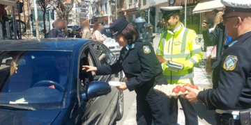Ενημερωτικά φυλλάδια και πασχαλινά αυγά μοίρασε στους πολίτες το Τμήμα Τροχαίας Κοζάνης ενόψει των εορτών του Πάσχα
