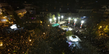 Όμορφες εικόνες από ψηλά από την χθεσινή συνάντηση των επιτάφιων στην Πλατεία (φώτο)