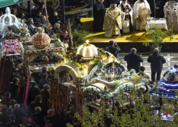 Όμορφες εικόνες από ψηλά από την χθεσινή συνάντηση των επιτάφιων στην Πλατεία (φώτο)