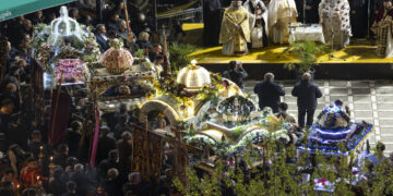 Όμορφες εικόνες από ψηλά από την χθεσινή συνάντηση των επιτάφιων στην Πλατεία (φώτο)