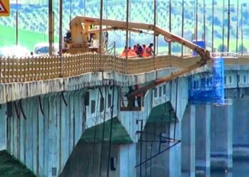 Συνεχίζονται οι εργασίες αποκατάστασης των ζημιών στην γέφυρα Σερβίων- Δείτε σημερινό video