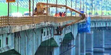 Συνεχίζονται οι εργασίες αποκατάστασης των ζημιών στην γέφυρα Σερβίων- Δείτε σημερινό video