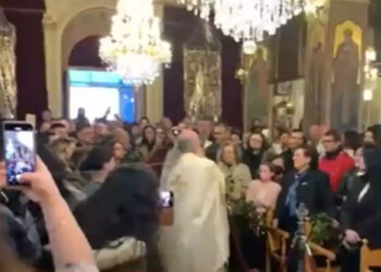 Πάσχα 2023: Έγινε η πρώτη Ανάσταση στη Χίο με το χαρακτηριστικό «σάλτο» του Πατέρα Χριστόφορου