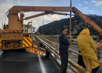 Γέφυρα Σερβίων: Με ειδικό καλαθοφόρο μηχάνημα ελέγχονται οι υπόλοιποι τένοντες