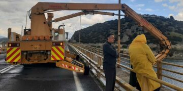 Γέφυρα Σερβίων: Με ειδικό καλαθοφόρο μηχάνημα ελέγχονται οι υπόλοιποι τένοντες