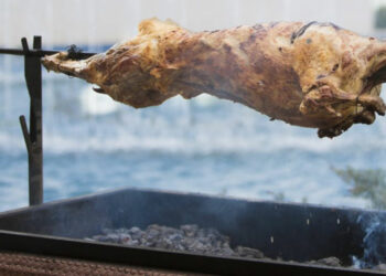 Γιατί σουβλίζουμε αρνί το Πάσχα; – Τι συμβολίζει το έθιμο