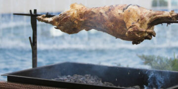 Γιατί σουβλίζουμε αρνί το Πάσχα; – Τι συμβολίζει το έθιμο
