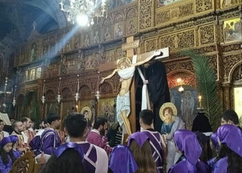 Ι.Ν. Αγίας Σκέπης Πτολεμαΐδας: Η ακολουθία της «Αποκαθήλωσης» – Δείτε βίντεο & φωτογραφίες