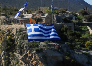 Κωνσταντίνος Φλώρος: To «ευχαριστώ» του αρχηγού ΓΕΕΘΑ σε μοναχό του Αγίου Όρους που ευλογεί τους πιλότους