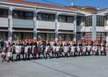 Οι Λαζαρίνες του Κρόκου αναβίωσαν το ξακουστό έθιμο, σήμερα, στο 10ο Δημοτικό Σχολείο Κοζάνης